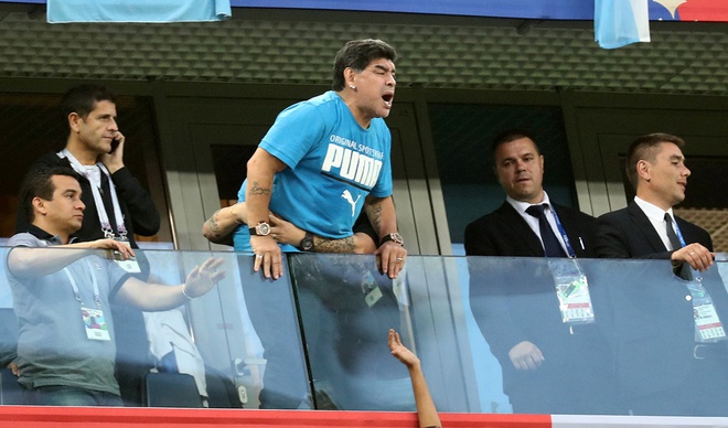 FIFA yêu cầu Diego Maradona tôn trọng người hâm mộ-2
