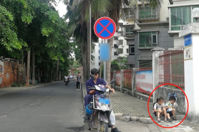 Cho 2 con ngồi bệt ở góc đường ăn sáng, ông bố không ngờ mình bị chụp ảnh, nhận lời khen tới tấp vì 1 hành động nhỏ của đám trẻ-1