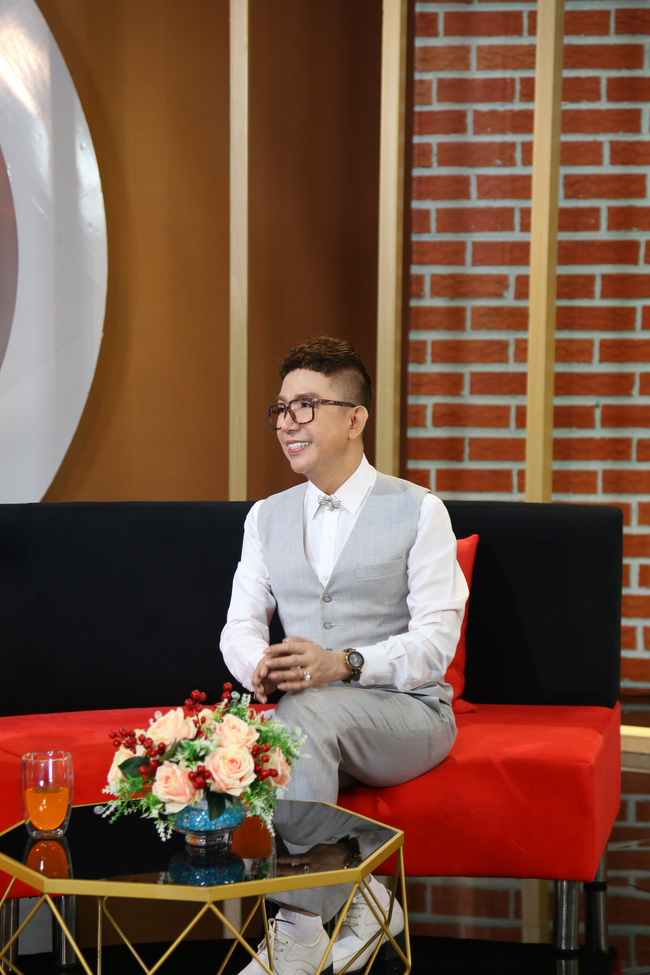 Long Nhật bị đàm tiếu giới tính, vợ trẻ vẫn bất chấp để sinh thêm con thứ 4-4