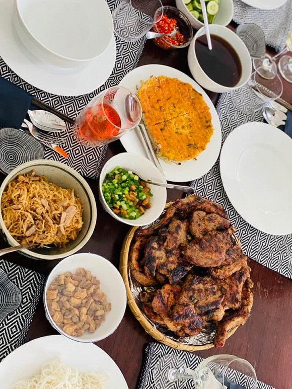 Thu Minh thăm nhà cổ 80 năm tuổi của cựu siêu mẫu Bằng Lăng ở Singapore-4