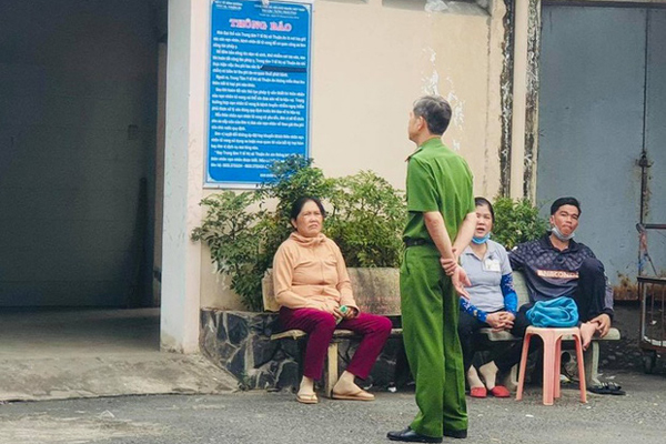 Cặp vợ chồng khóc nghẹn khi gặp đứa con gái nhỏ tại tòa-3