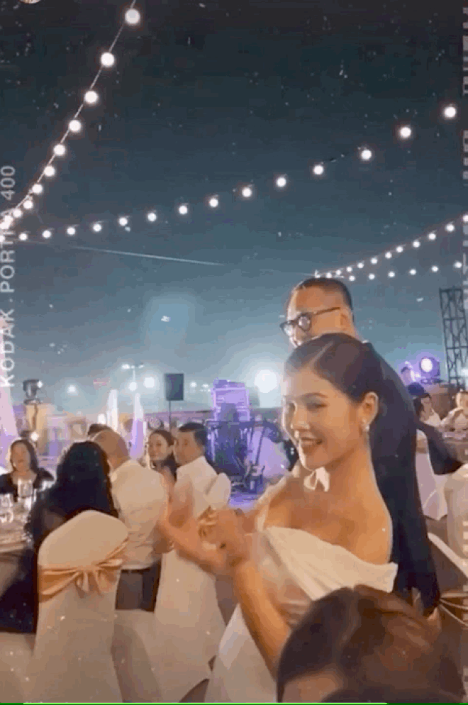 MC Thu Hoài khi lên sóng truyền hình và lúc quẩy trong tiệc mời cưới: Lấy được chồng rồi, xả vai thôi!-4