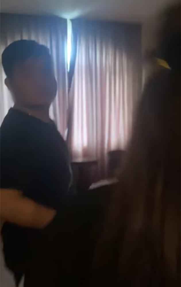 Xôn xao loạt clip vợ bầu 7 tháng đi đánh ghen, cùng công an đến đập cửa phòng chồng và nhân tình-3