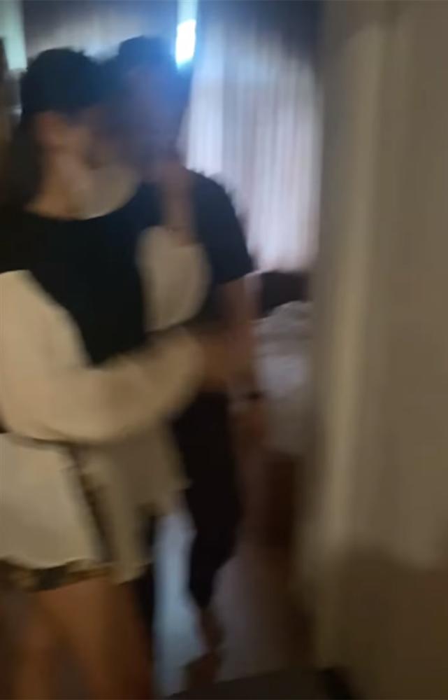 Xôn xao loạt clip vợ bầu 7 tháng đi đánh ghen, cùng công an đến đập cửa phòng chồng và nhân tình-5