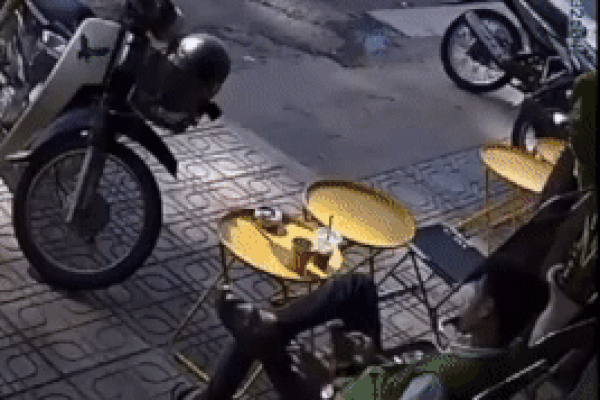 Ngồi quán nước hút thuốc, người đàn ông bất ngờ bị ô tô tông trúng nhưng thoát chết đầy may mắn