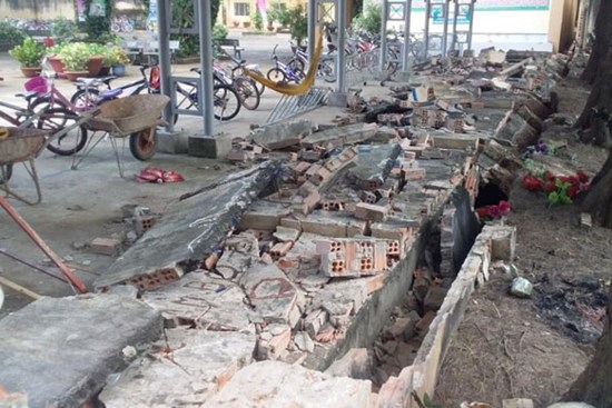 CLIP: Gần 30m tường bao của 1 trường tiểu học ở Đồng Nai bất ngờ đổ sập