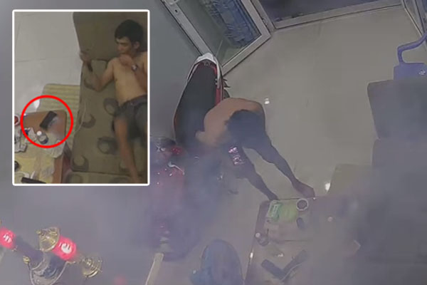 Clip: Xe máy nằm ngửa bụng sau va chạm với taxi, người đàn ông cuống cuồng chạy theo chó cưng để bạn gái nằm dưới đường gây xôn xao-3