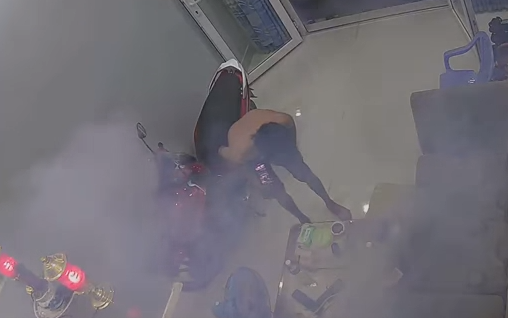 Chiếc điện thoại để không trên bàn bất ngờ tóe lửa một cách khó hiểu rồi bốc khói đen kịt cả căn phòng khiến nhiều người kinh hãi-2