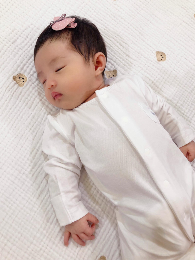 Đông Nhi chính thức khoe cận cảnh gương mặt của con gái đầu lòng-2