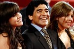 Choáng váng trước cảnh hàng vạn người Argentina nối đuôi nhau cả cây số để vào viếng Maradona: Số người tiễn đưa Cậu bé vàng ước tính lên tới cả triệu-7