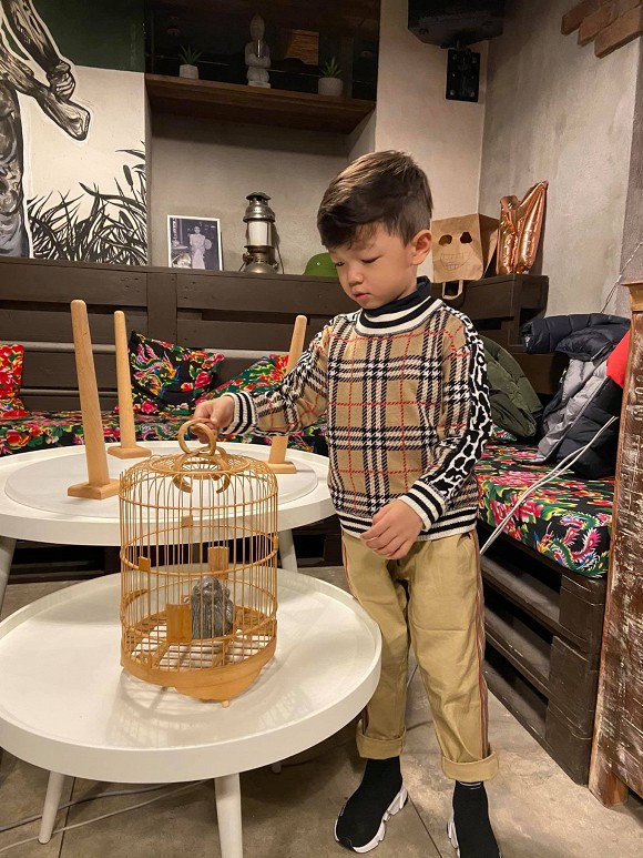 Đăng ảnh chuẩn bị đồ cho con sắp chào đời, Mạc Hồng Quân vô tình hé lộ không gian sống tại Séc-6