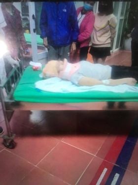 Hà Nội: 2 cô gái trẻ nguy kịch sau khi liên tiếp bị 2 ô tô tông trúng rồi kéo lê hàng trăm mét, tài xế rồ ga chạy bỏ mặc nạn nhân-2