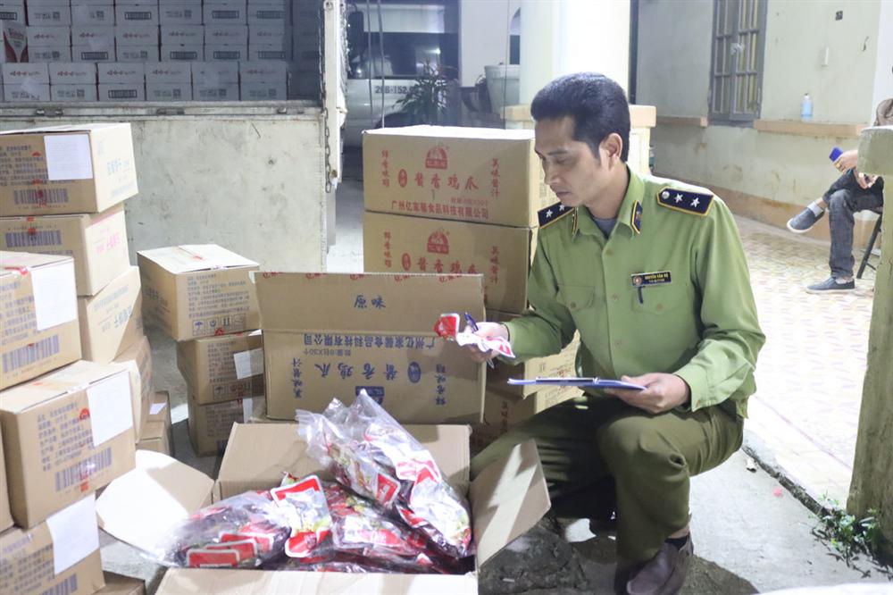 Chầu nhậu toàn hàng Tàu: 6.000 túi chân gà, gần 1.000 lon bia Trung Quốc-1