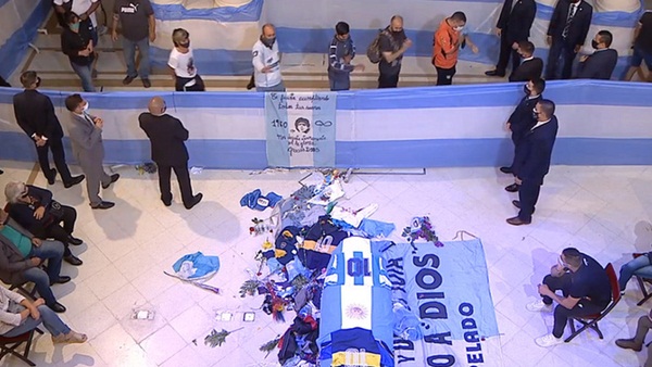 Choáng váng trước cảnh hàng vạn người Argentina nối đuôi nhau cả cây số để vào viếng Maradona: Số người tiễn đưa Cậu bé vàng ước tính lên tới cả triệu-2