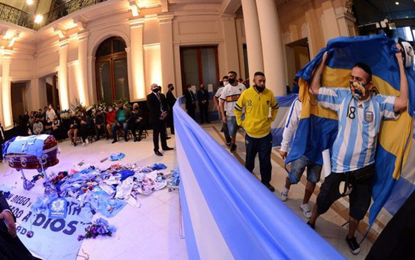 Choáng váng trước cảnh hàng vạn người Argentina nối đuôi nhau cả cây số để vào viếng Maradona: Số người tiễn đưa Cậu bé vàng ước tính lên tới cả triệu-3