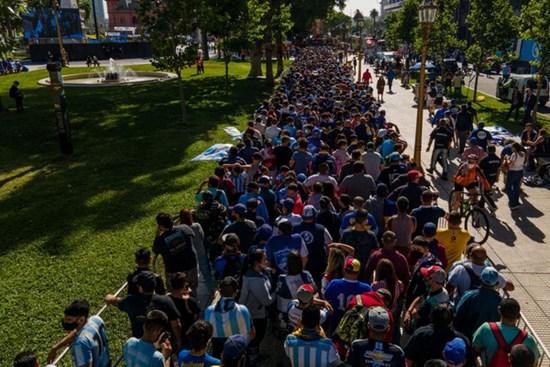 Choáng váng trước cảnh hàng vạn người Argentina nối đuôi nhau cả cây số để vào viếng Maradona: Số người tiễn đưa 