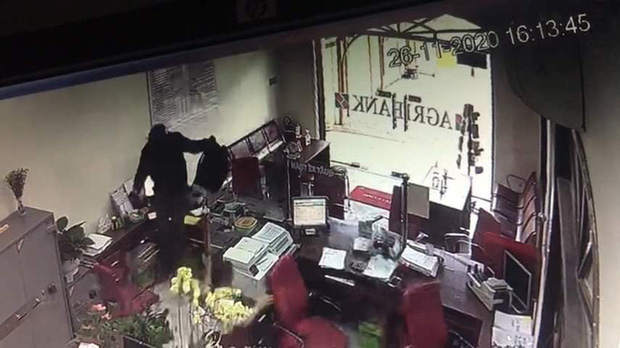 CLIP: 3 phút thanh niên bịt mặt đại náo phòng giao dịch ngân hàng ở Đồng Nai-1