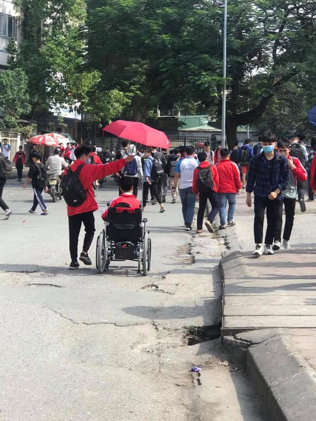 Hình ảnh siêu đẹp ở trường Bách khoa đang được chia sẻ rầm rộ về nam sinh 10 năm được bạn cõng đến trường-1