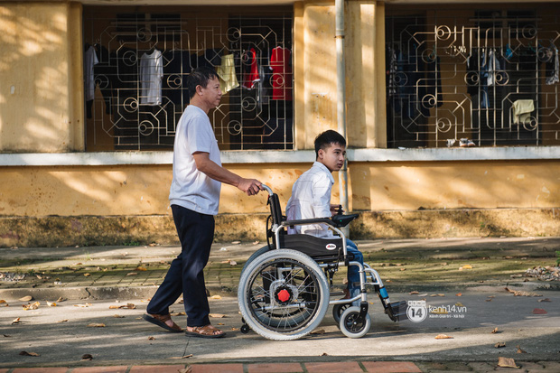 Hình ảnh siêu đẹp ở trường Bách khoa đang được chia sẻ rầm rộ về nam sinh 10 năm được bạn cõng đến trường-2