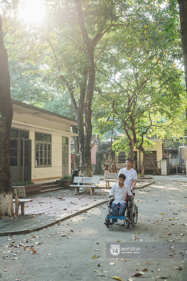 Hình ảnh siêu đẹp ở trường Bách khoa đang được chia sẻ rầm rộ về nam sinh 10 năm được bạn cõng đến trường-3