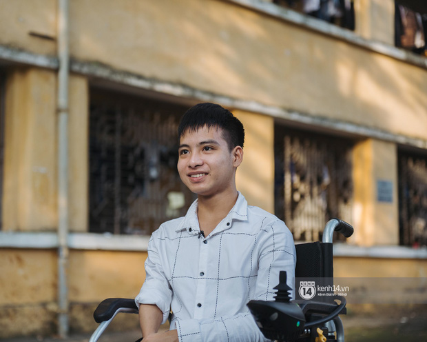 Hình ảnh siêu đẹp ở trường Bách khoa đang được chia sẻ rầm rộ về nam sinh 10 năm được bạn cõng đến trường-4