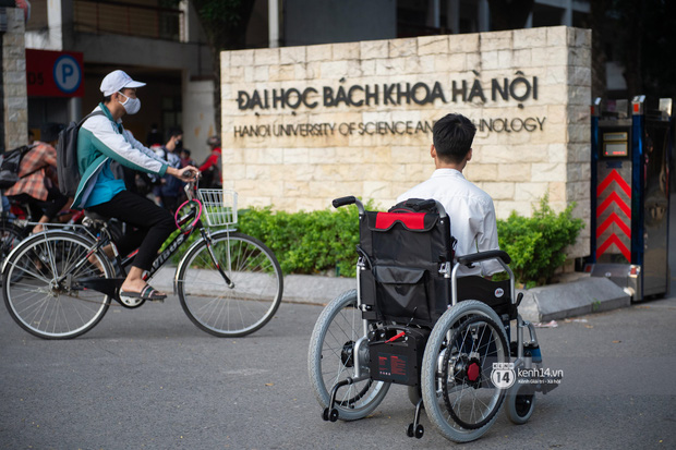 Hình ảnh siêu đẹp ở trường Bách khoa đang được chia sẻ rầm rộ về nam sinh 10 năm được bạn cõng đến trường-7
