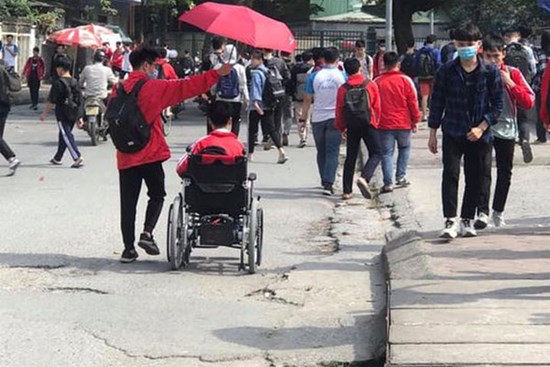 Hình ảnh siêu đẹp ở trường Bách khoa đang được chia sẻ rầm rộ về nam sinh 10 năm được bạn cõng đến trường