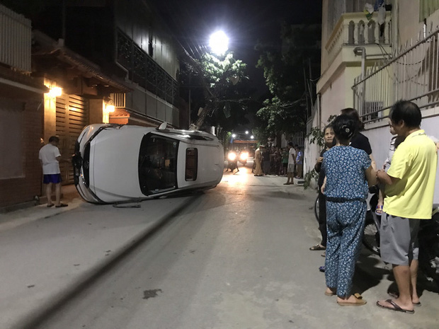 Xế hộp đâm gãy cột điện rồi lật nghiêng giữa đường, người trong xe bò ra từ cửa sổ trời-2