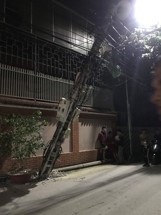 Xế hộp đâm gãy cột điện rồi lật nghiêng giữa đường, người trong xe bò ra từ cửa sổ trời-3