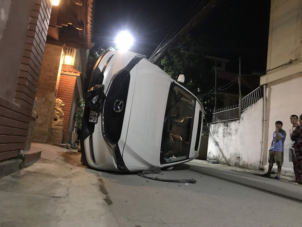 Xế hộp đâm gãy cột điện rồi lật nghiêng giữa đường, người trong xe bò ra từ cửa sổ trời-4