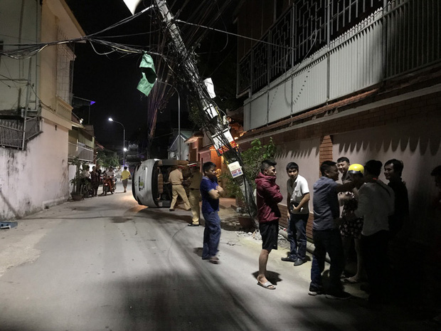 Xế hộp đâm gãy cột điện rồi lật nghiêng giữa đường, người trong xe bò ra từ cửa sổ trời-6