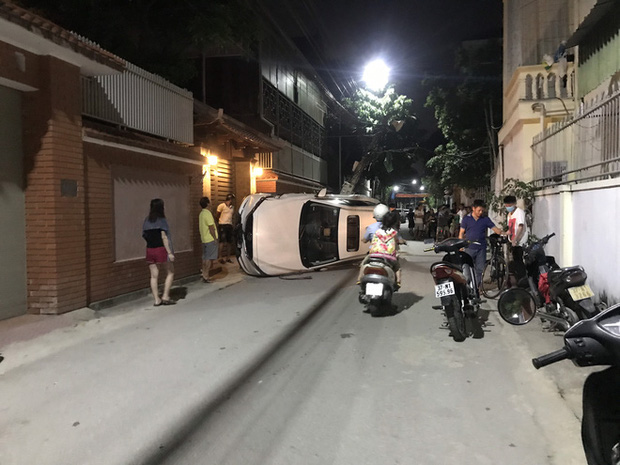 Xế hộp đâm gãy cột điện rồi lật nghiêng giữa đường, người trong xe bò ra từ cửa sổ trời-7