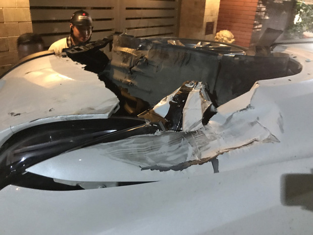 Xế hộp đâm gãy cột điện rồi lật nghiêng giữa đường, người trong xe bò ra từ cửa sổ trời-8