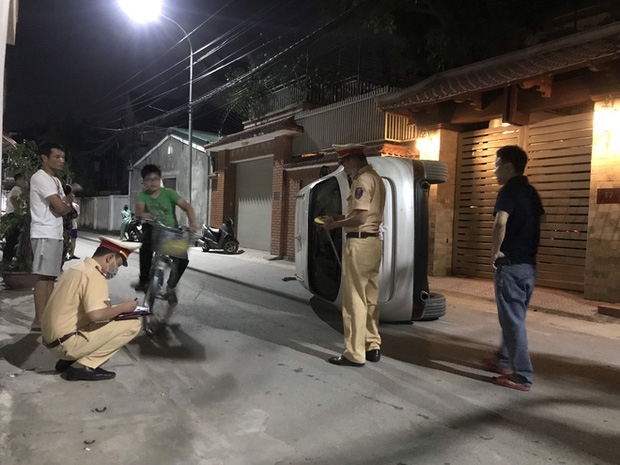 Xế hộp đâm gãy cột điện rồi lật nghiêng giữa đường, người trong xe bò ra từ cửa sổ trời-9