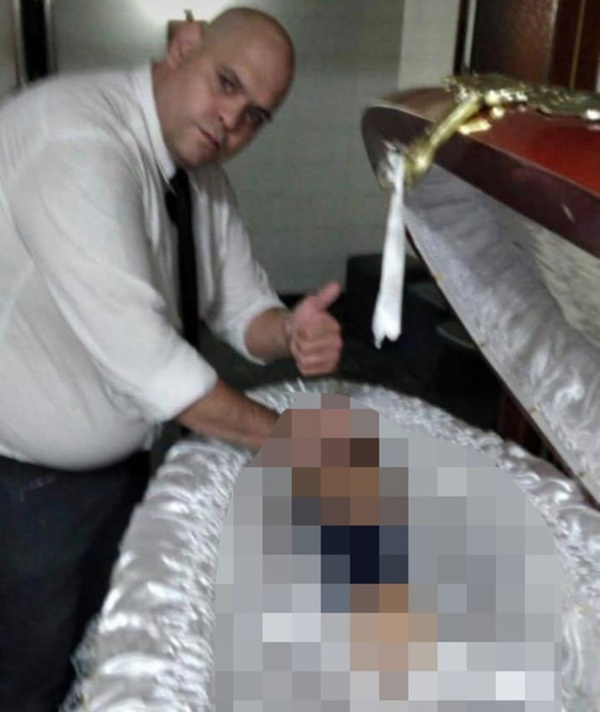 Nhân viên tang lễ gây phẫn nộ vì chụp ảnh đặt tay lên thi hài Maradona: Luật sư của Cậu bé vàng thề bắt những kẻ vô lại phải trả giá trước pháp luật-1