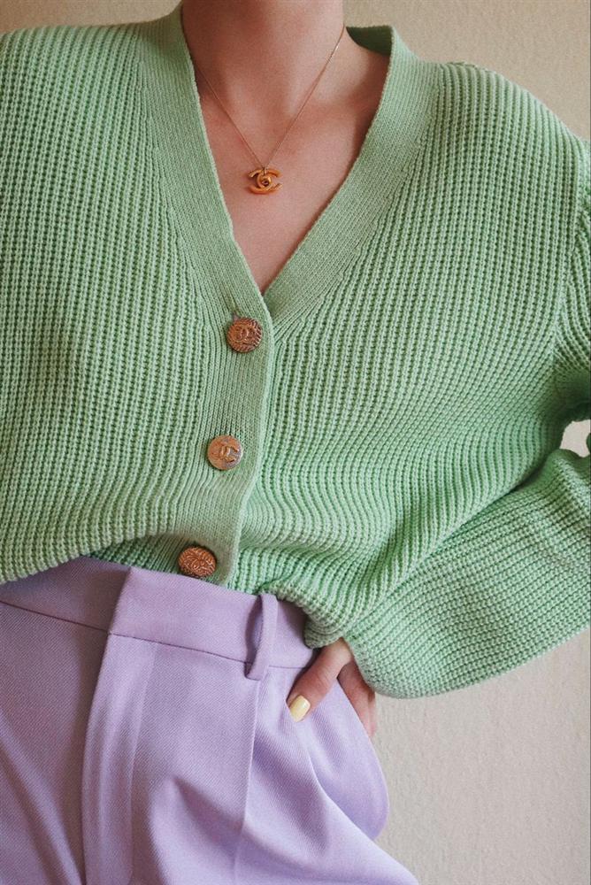 Để style thu đông bớt nhàm chán, đừng quên những chiếc áo len màu nổi-6