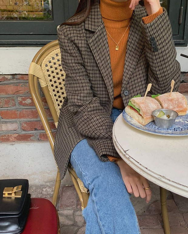 Để style thu đông bớt nhàm chán, đừng quên những chiếc áo len màu nổi-10