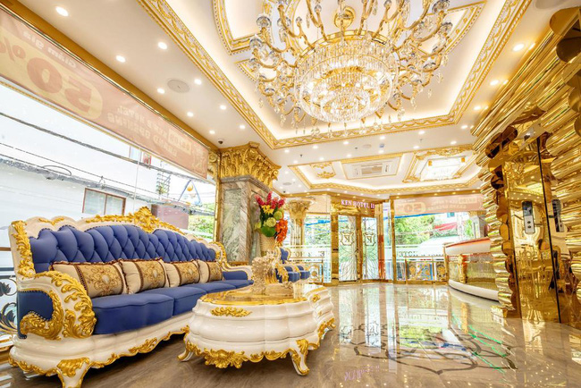 Cặp đôi vàng trong làng cưới: Cô dâu là ái nữ của tập đoàn nổi tiếng, chú rể sở hữu khách sạn dát vàng, cưới nhau được trao hẳn một vali tiền đô và vàng khiến nhiều người choáng-6