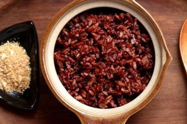 Bé gái 14 tuổi áp dụng chế độ ăn thực dưỡng dẫn đến suy dinh dưỡng nặng, hốc hác như bà cụ-1