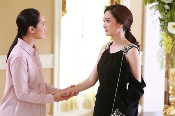 Anh chồng tức điên vì con quấy khóc cả đêm mà vợ không dỗ nổi, để rồi chính anh phải lặng người hối hận khi nhìn cảnh vợ cởi cúc áo-3