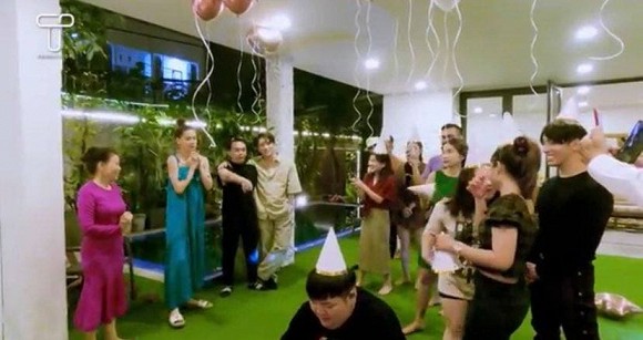 Hé lộ không gian biệt thự mới xây của Hà Hồ: Có cả hồ bơi, thiết kế đơn giản đến không ngờ-2