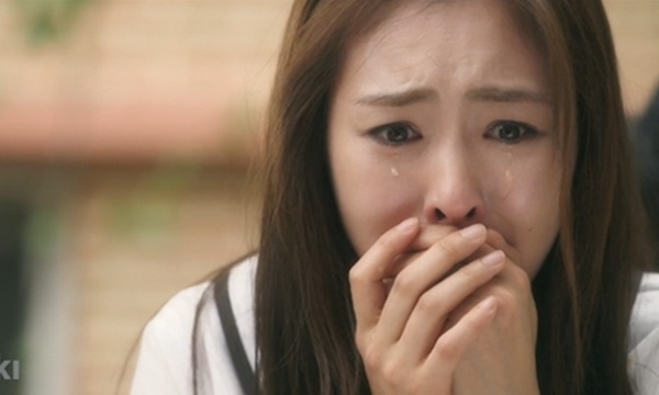 Từ một sợi tóc lạ trên giường người yêu, nửa đêm cô gái lao đến đập cửa và bắt tại trận kẻ gian dối, hành động bất thường sau khi cửa bật mở gây ngỡ ngàng-2