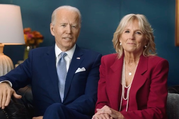 Tổng thống Donald Trump cùng ông Joe Biden đón Lễ Tạ ơn khác biệt: Người lộ diện lẻ loi, người hạnh phúc bên gia đình-7