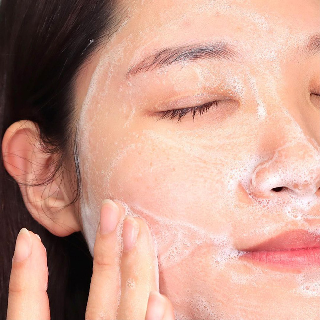 Bác sĩ khuyến cáo: Nàng da dầu cần tránh 4 sản phẩm skincare kẻo mùa Đông da cũng bóng nhẫy chẳng khác mùa Hè-1