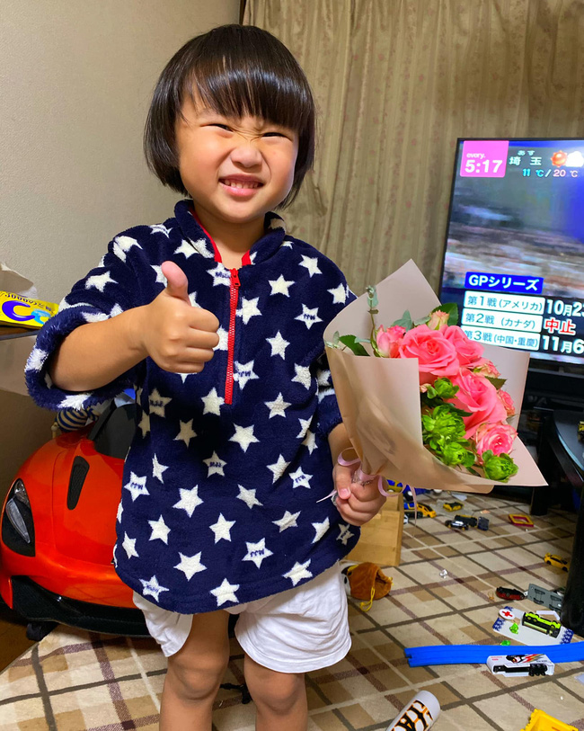 Bé Sa: Mới ngày nào còn chào cô chú đi con mà giờ lớn phổng phao, mới đây được mẹ nhắc nhở 1 câu khiến ai nấy nghẹn ngào-1