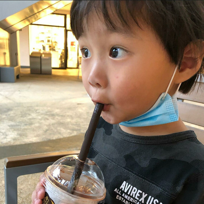 Bé Sa: Mới ngày nào còn chào cô chú đi con mà giờ lớn phổng phao, mới đây được mẹ nhắc nhở 1 câu khiến ai nấy nghẹn ngào-2