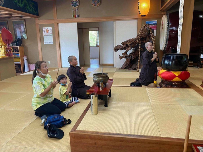 Bé Sa: Mới ngày nào còn chào cô chú đi con mà giờ lớn phổng phao, mới đây được mẹ nhắc nhở 1 câu khiến ai nấy nghẹn ngào-6