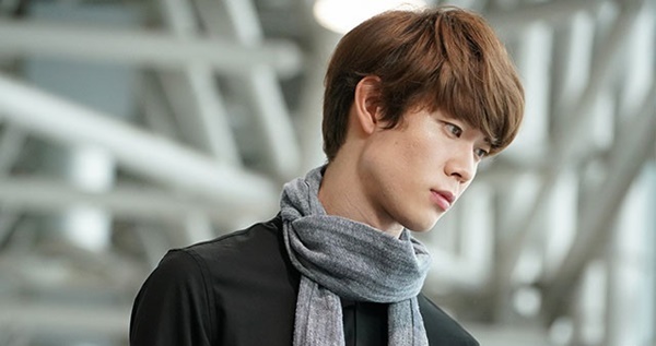 Đi công tác về, bắt gặp vợ đang ngồi lên đùi một người đàn ông lạ trong nhà nhưng tôi chỉ đành gượng cười bỏ ra ngoài để họ được riêng tư-1