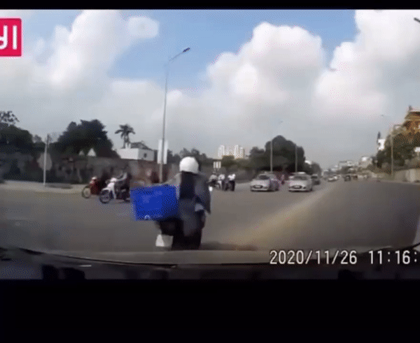 Clip: Xe máy nằm ngửa bụng sau va chạm với taxi, người đàn ông cuống cuồng chạy theo chó cưng để bạn gái nằm dưới đường gây xôn xao-1