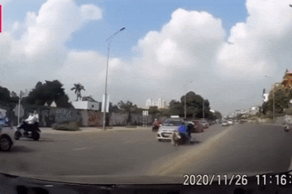 CLIP: Cô gái đèo 3 húc thẳng từ phía sau khiến thanh niên nhận mọi ề chề-1